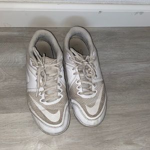 nike cheer scorpion white/white/pure platinum women's cross training shoes